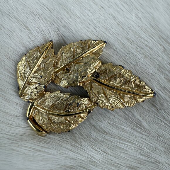 Vintage Cluster of Leaves Brooch Gold Tone 1.75" X 1.25" - Picture 1 of 5